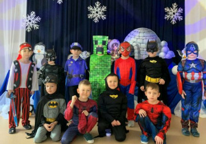 Zdjęcie grupowe chłopców z grupy Biedronek w strojach karnawałowych.