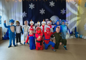 Zdjęcie chłopców w przebraniach karnawałowych.