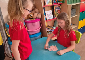 Iga daje bilet do kina Idze.