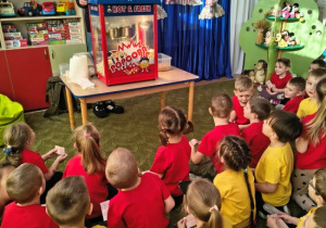 Dzieci oglądają proces robienia popcornu.