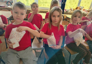 Dzieci jedzą przepyszny popcorn.