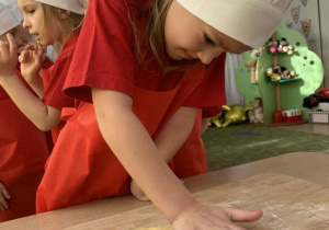 Julka wykrawa ciasteczka.