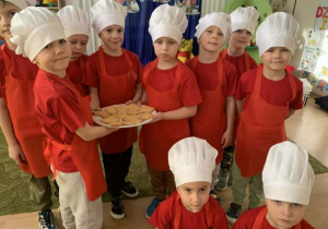 Chłopcy pokazują przepyszne wypieki.