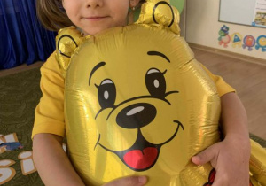 Madzia przytula Kubusia Puchatka.