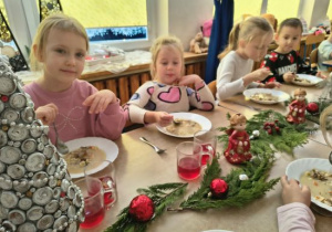 Dzieci jedzą przepyszną zupę pieczarkową.