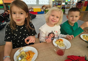 Przedszkolaki jedzą drugie danie.