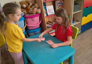 Iga daje Zosi bilet do kina.