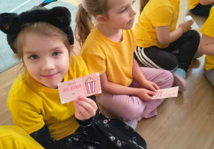 Lilka pokazuje otrzymany bilet do kina.