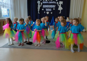 Dzieci tańczą trzymając w rękach kolorowe wstążki