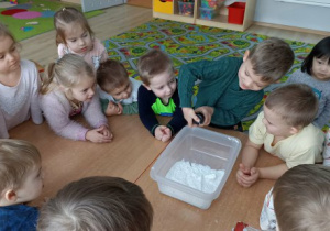 Dzieci robią sztuczny śnieg