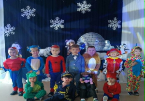 Grupa chłopców w przebraniach karnawałowych pozuje do zdjęcia