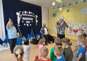 Pan Maciek z zespołem wita dzieci.