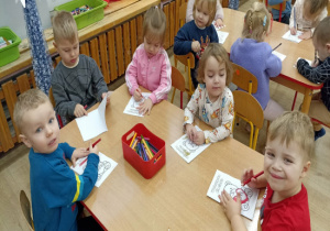 Dzieci ozdabiają walentynki dla swoich rodziców.