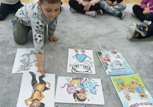 Chłopiec wskazuje postać Kota w butach.