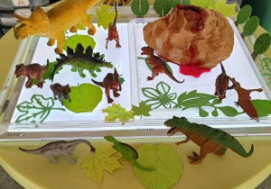 Dinozaury na planszy interaktywnej.
