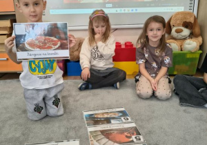 Dzieci układają etapy powstawania pizzy.