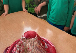 Dzieci obserwują eksperyment z wulkanem