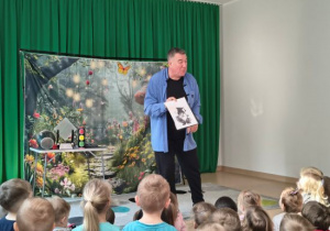 Magik pokazuje dzieciom skrzata