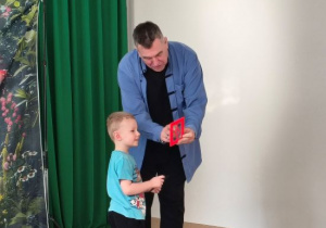 Eryk pomaga magikowi w sztuczce z kartami