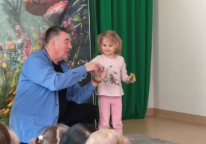 Iza wykonuje sztuczkę z chusteczkami