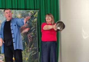 Pani Honorata łapie magiczne pieniążki do wiaderka