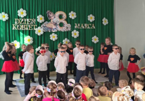 Dzieci z grupy Biedronek występują na scenie.