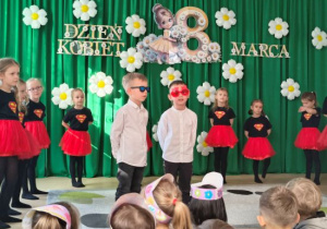 Szymon i Aleks mówi swoje wierszyki.