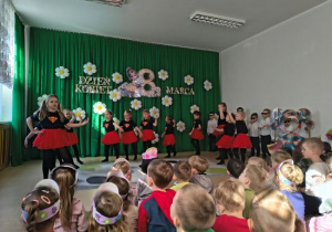 Dziewczynki tańczą prosty układ choreograficzny.