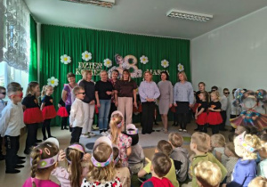 Personel przedszkola występuje na scenie.