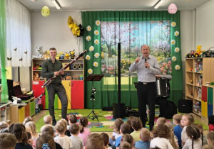 Pan Maciej wita dzieci na koncercie.