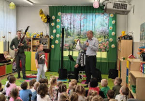 Julia tańczy z białą chustką.