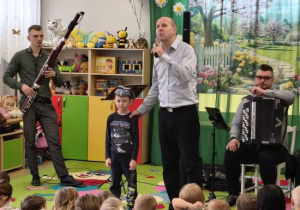 Artur stoi w czapce słonia.