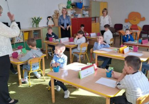 Pani Ela tłumaczy dzieciom zadanie.