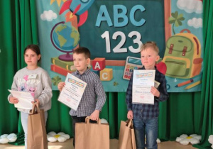 Troje laureatów konkursu matematycznego.