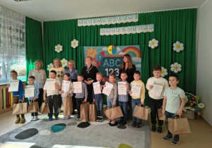 Zdjęcie grupowe wszystkich uczestników oraz jury.