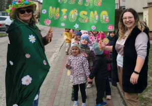 Panie prezentują wiosenny baner.