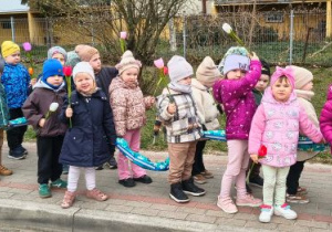 Grupa Motylków na pochodzie wiosennym.