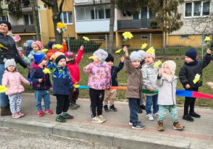 Grupa Jeżyków na pochodzie wiosennym.