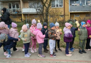 Grupa Wiewiórek na pochodzie wiosennym.