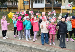 Grupa Biedronek na pochodzie wiosennym.