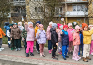 Grupa Pszczółek na pochodzie wiosennym.