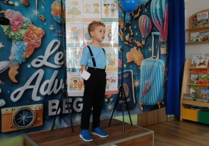 Olek recytuje wiersz na scenie.