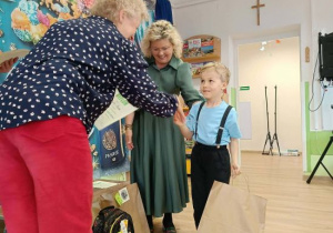 Olek odbiera nagrodę i dyplom.