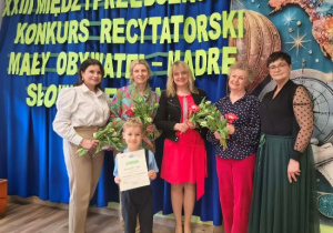 Wspólne zdjęcie Olka z jury oraz organizatorami konkursu.