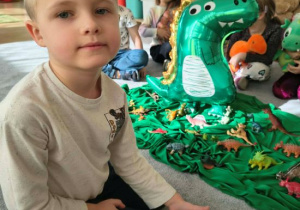 Olek pokazuje starą, prehistoryczną muszlę.