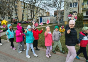 Grupa Biedronek maszeruje w pochodzie wiosennym.