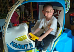 Szymon siedzi w helikopterze.