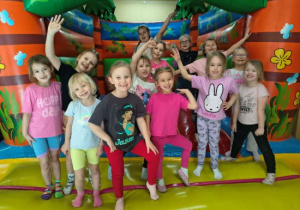 Zdjęcie grupowe dziewczynek z grupy Biedronek na sali zabaw.