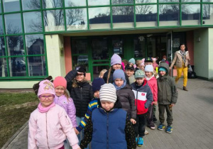 Dzieci przed wejściem do MCK Tkacz.