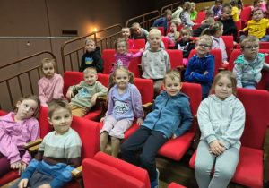 Dzieci oczekują na seans.